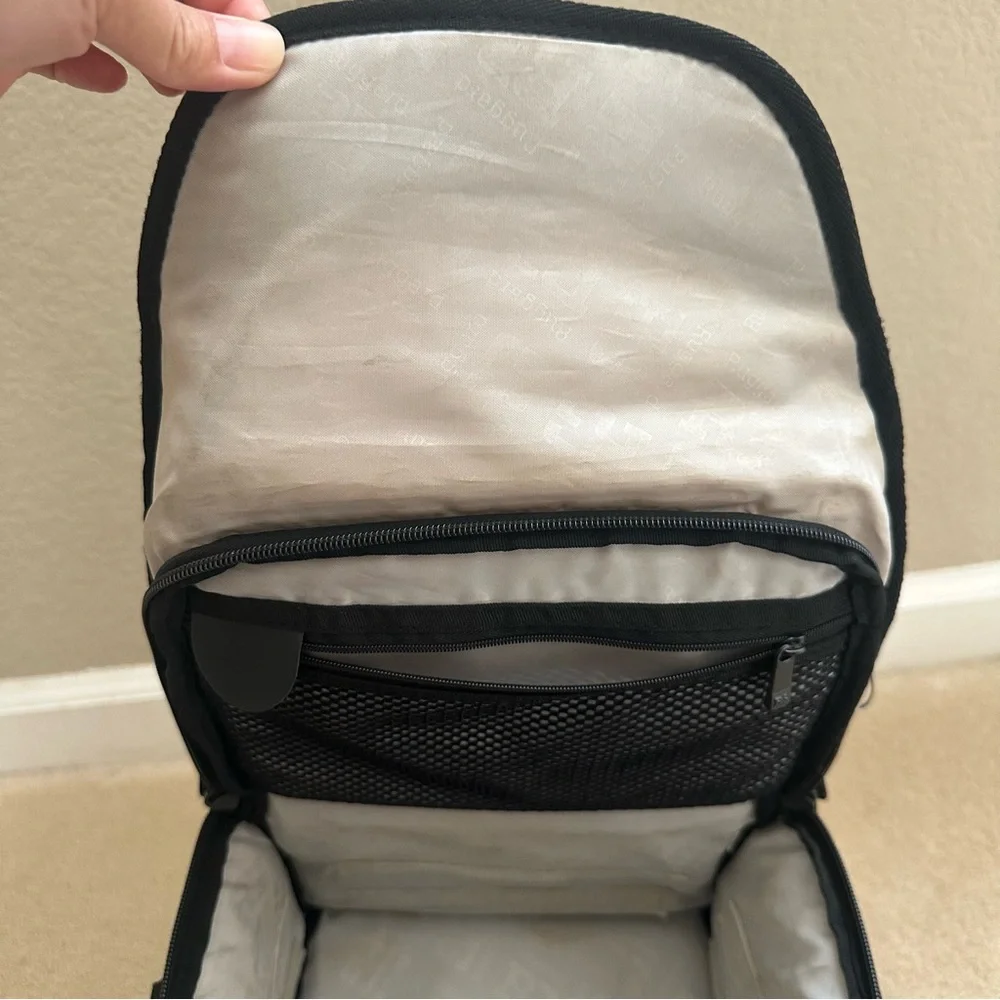 Sleek Black Messenger Bag for Everyday Use